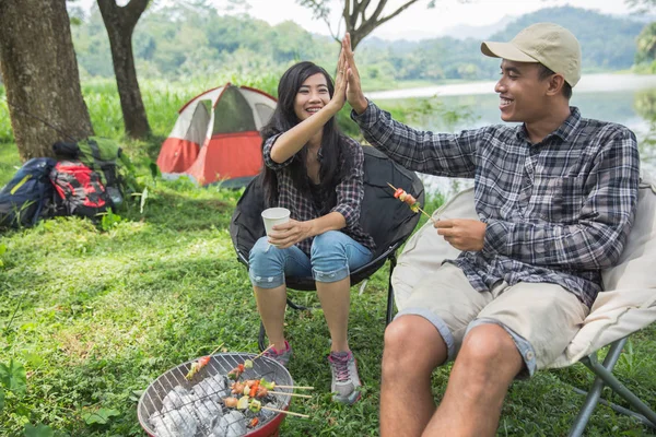 Pasangan tinggi lima sambil menikmati berkemah — Stok Foto