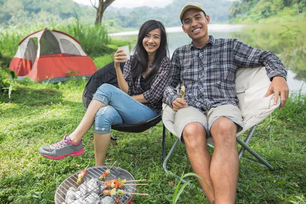 Couple traveling and spending time while camping — Stock Photo, Image