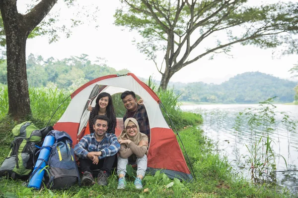 Camping by a lake with friends — Stock Photo, Image