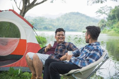 arkadaş grubu bir göl kenarında kamp