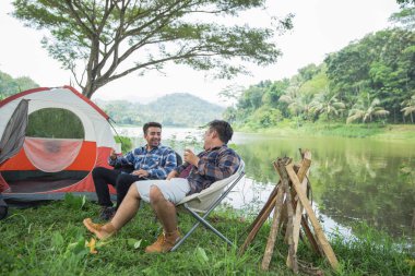 arkadaş Enjoying kamp tatil