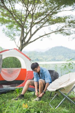 Asya adam ayakkabılarını bağlama 