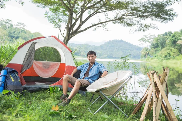 Orang berkemah di tepi danau — Stok Foto