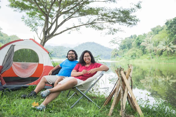 Pareja viajando y pasar tiempo mientras acampan — Foto de Stock