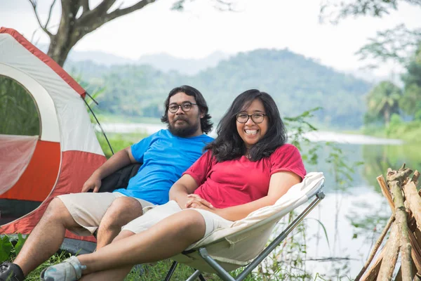 Couple having fun enjoying nature while camping — Stock Photo, Image