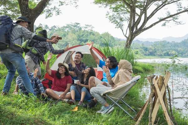 Traveler meeting friends in camping area — Stock Photo, Image