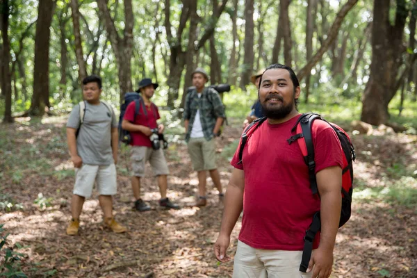 亚洲男性徒步旅行者带着长胡子微笑着在森林里远足 — 图库照片