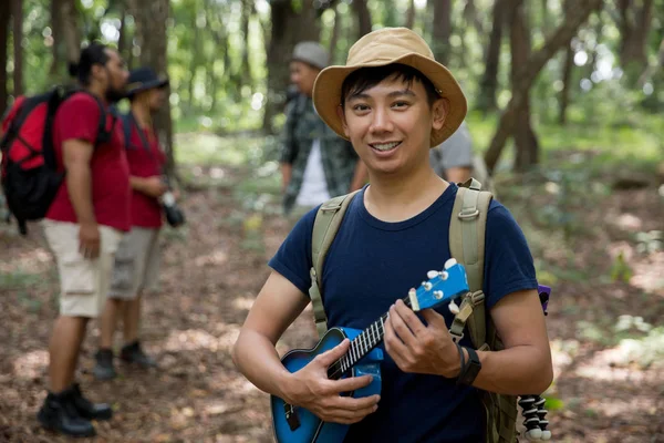 Mężczyzna z ukulele piesze wycieczki do lasu — Zdjęcie stockowe