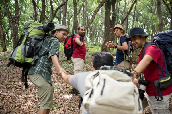 Amigo de apoyo para caminar mientras camina — Foto de Stock