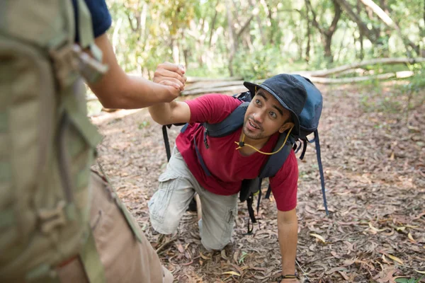 Man hulp nodig om op te staan tijdens het wandelen — Stockfoto