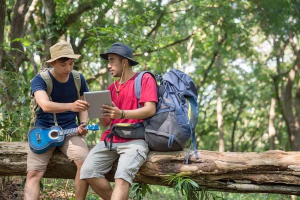 Dos excursionistas masculinos usando tableta pc —  Fotos de Stock