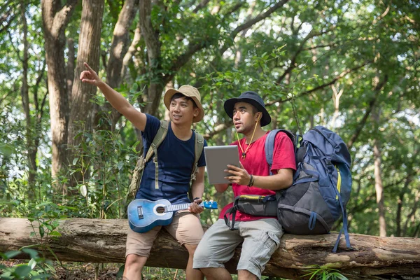 Dos excursionistas masculinos usando tableta pc — Foto de Stock