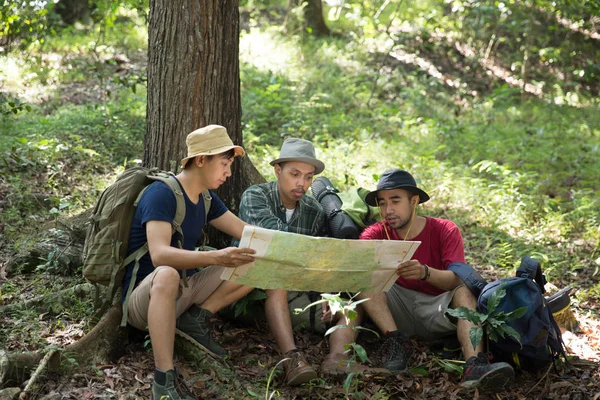 Gente excursionista sentado y hablando del mapa — Foto de Stock