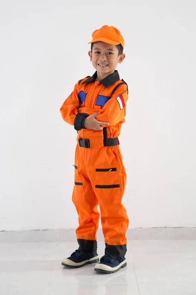 Asiatico bambino con tecnico, ingegnere o astronauta uniforme — Foto Stock