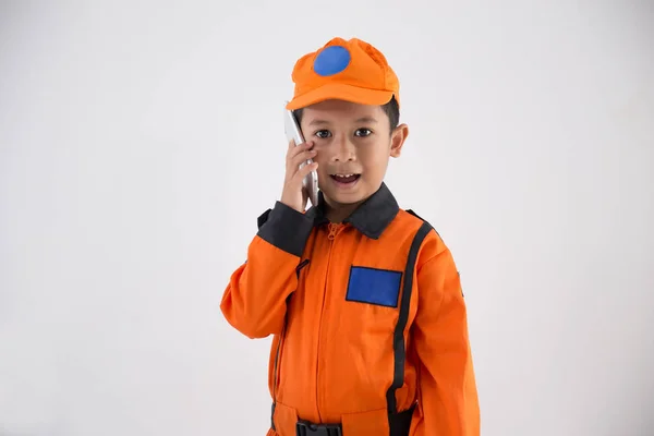 Asiático menino com técnico, engenheiro ou astronauta uniforme — Fotografia de Stock