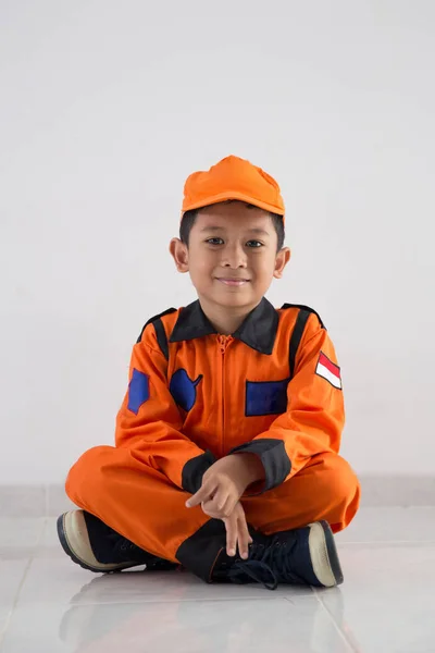 亚洲小男孩与技术员, 工程师或宇航员制服 — 图库照片