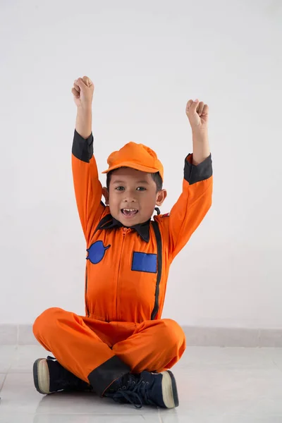 Aziatische jongetje met technicus, technicus of astronaut uniform — Stockfoto