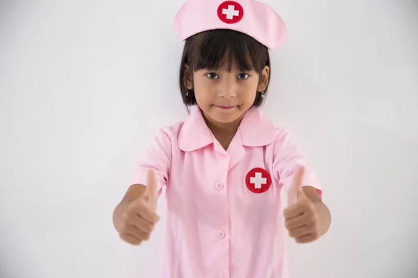 Kindermädchen uniformiert als Arzt oder Krankenschwester — Stockfoto