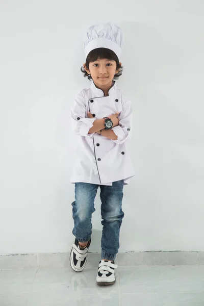 Uniforme di professione bambino piccolo fingendo di essere uno chef — Foto Stock