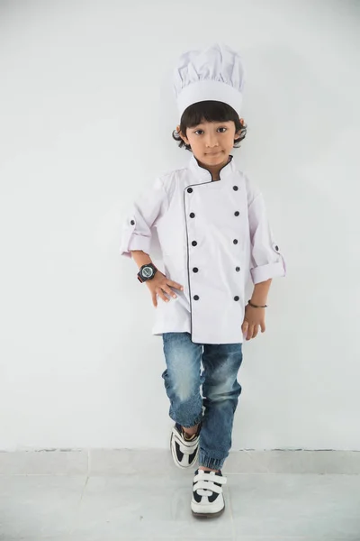 Pequena criança profissão uniforme fingindo ser um chef — Fotografia de Stock