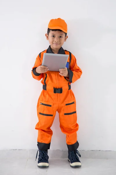 Anak kecil asia dengan teknisi, insinyur atau seragam astronot — Stok Foto