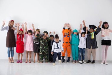 farklı mesleklerden kostümler giymiş çocuk