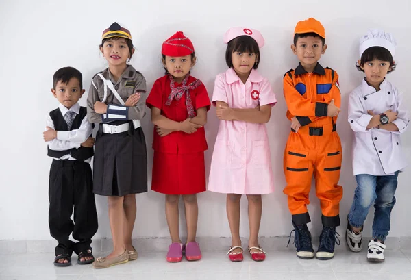 Crianças vestidas com trajes de diferentes profissões — Fotografia de Stock