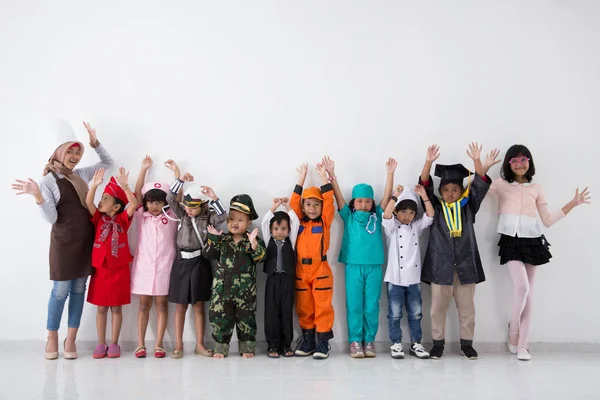Childrens gekleed in kostuums van verschillende beroepen — Stockfoto