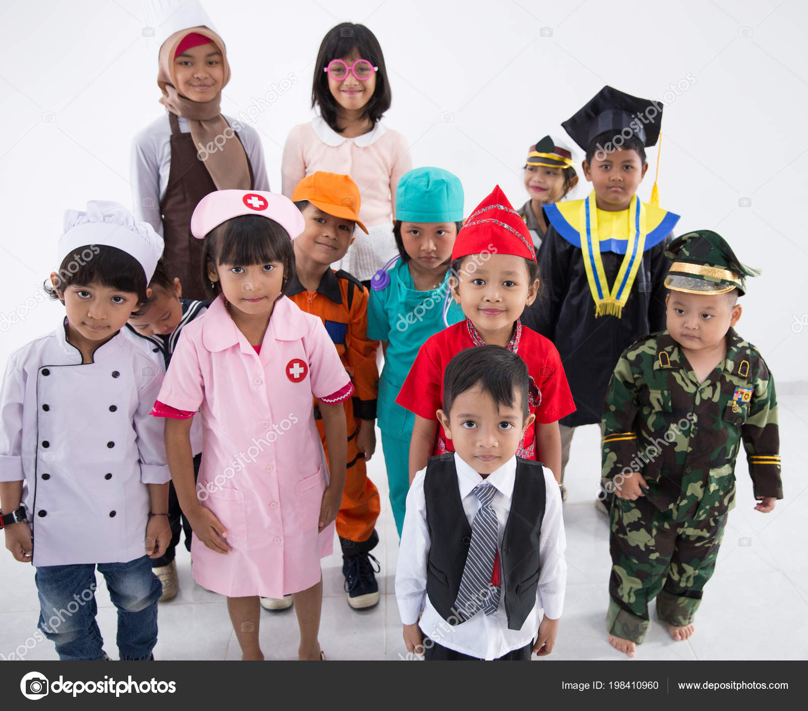 Ninos vestidos con trajes de diferentes profesiones Foto de stock 198410960 odua