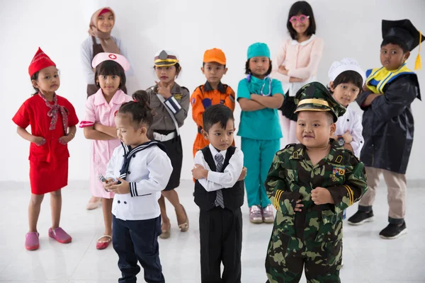 多様なマルチ職業制服の子どもたち — ストック写真