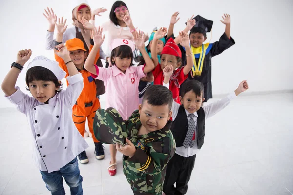 Enfants avec divers uniformes multi-professions — Photo