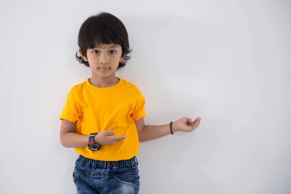 Pequeño niño mostrando espacio de copia — Foto de Stock