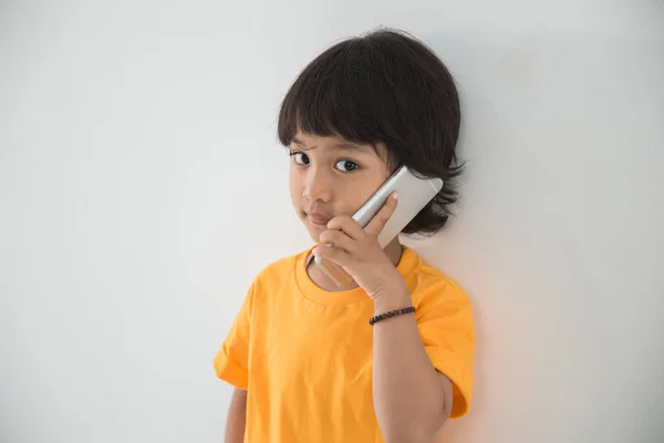 Jovem menino usando telefone inteligente — Fotografia de Stock