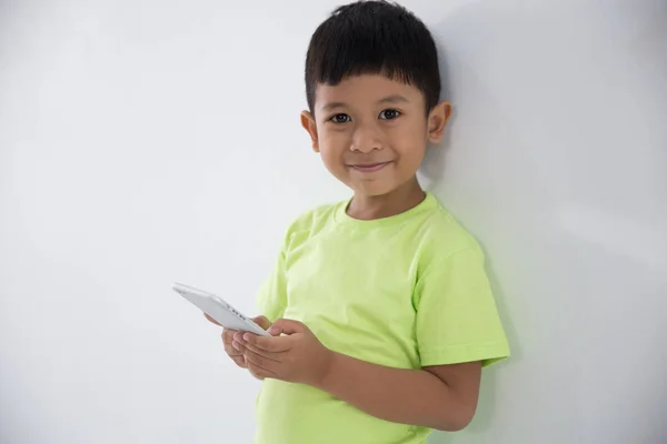Jovem menino usando telefone inteligente — Fotografia de Stock