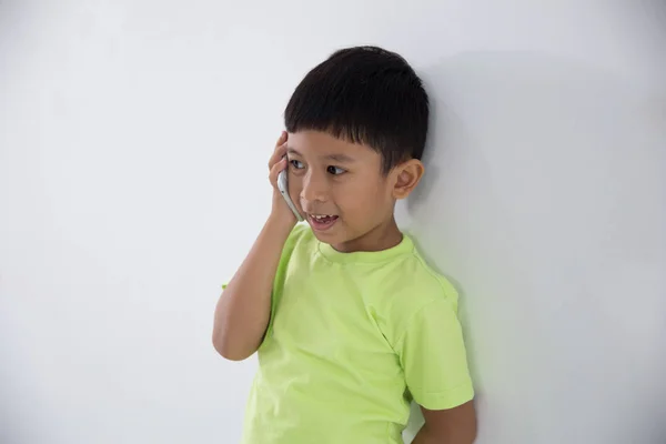 Unga liten pojke med hjälp av smartphone — Stockfoto