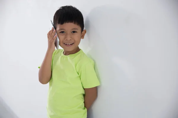 Маленький мальчик с помощью смартфона — стоковое фото