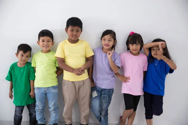 Asiático niños amigos usando colorido camiseta —  Fotos de Stock
