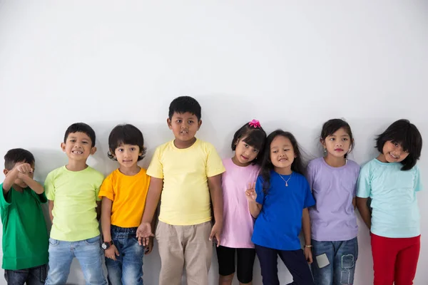 Asiático niños amigos usando colorido camiseta —  Fotos de Stock