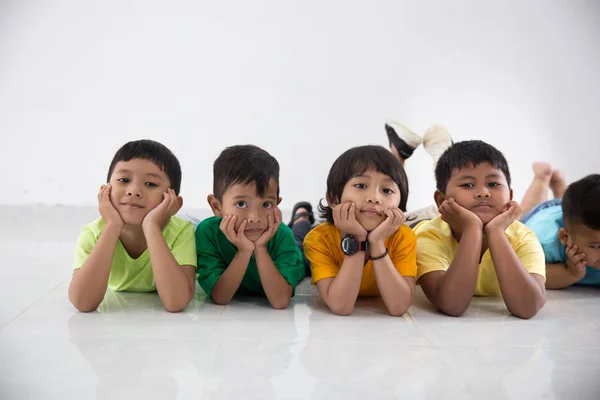 Meninos deitados no chão — Fotografia de Stock