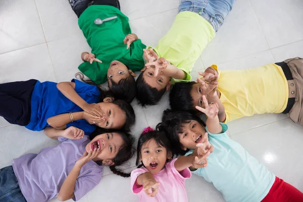 Excitado grupo de niños pequeños acostados —  Fotos de Stock