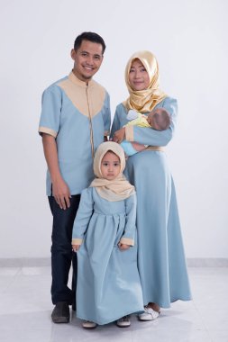 çocuklarla birlikte güzel Müslüman ailesi