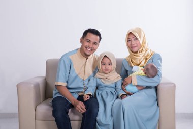 çocuklarla birlikte güzel Müslüman ailesi