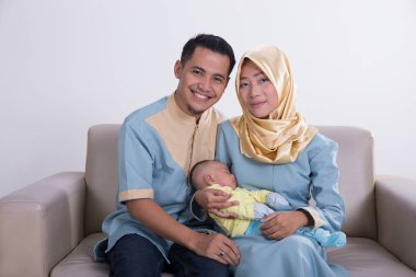 çocuklarla birlikte güzel Müslüman ailesi