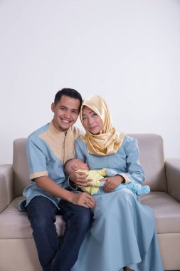 çocuklarla birlikte güzel Müslüman ailesi