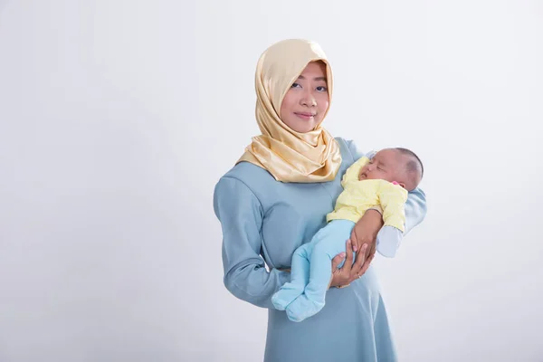 Мусульманка со своим ребенком — стоковое фото