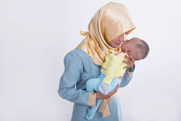 Мусульманка со своим ребенком — стоковое фото