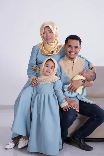 Indah muslim keluarga dengan anak-anak bersama-sama — Stok Foto