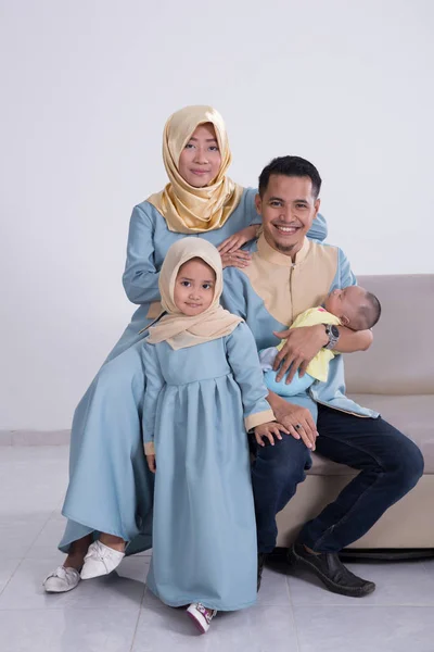 Счастливая молодая азиатская мусульманская семья — стоковое фото