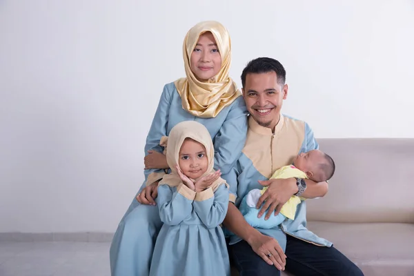 Indah muslim keluarga dengan anak-anak bersama-sama — Stok Foto