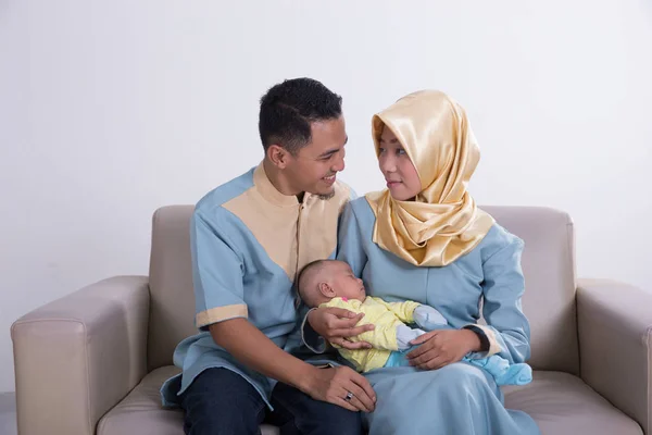 Potret Keluarga Muslim Yang Indah Dengan Anak Anak Duduk Sofa — Stok Foto